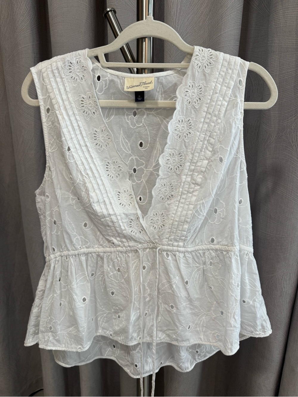 Universal Thread White Eyelet Lace Peplum Sleeveless Top